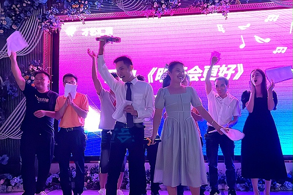 智成4队表演《唐米拖拉机》