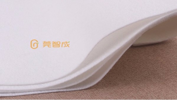 可以选择白色针刺无纺布-制作口罩来保护自己的健康